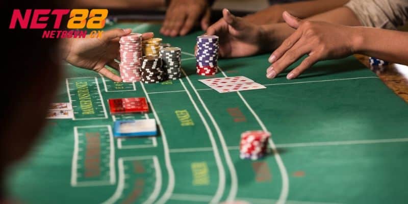 Quy tắc rút bài được đề cập trong luật chơi baccarat